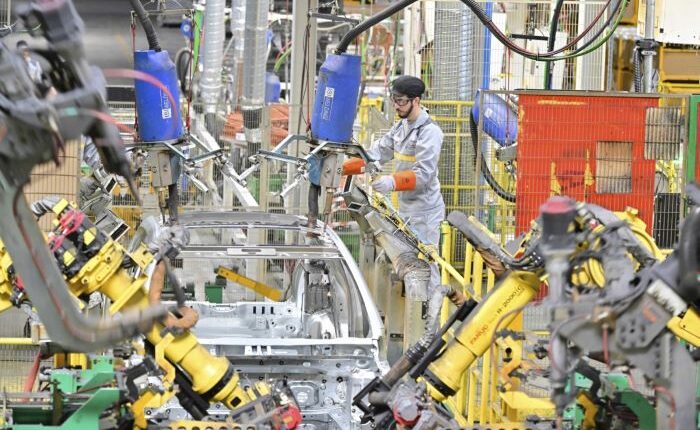 عامل إنتاج في صناعة السيارات