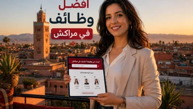 أفضل وظائف في مراكش 2026، شابة مغربية تبحث عن عمل باستخدام جهاز لوحي مع خلفية مسجد الكتبية